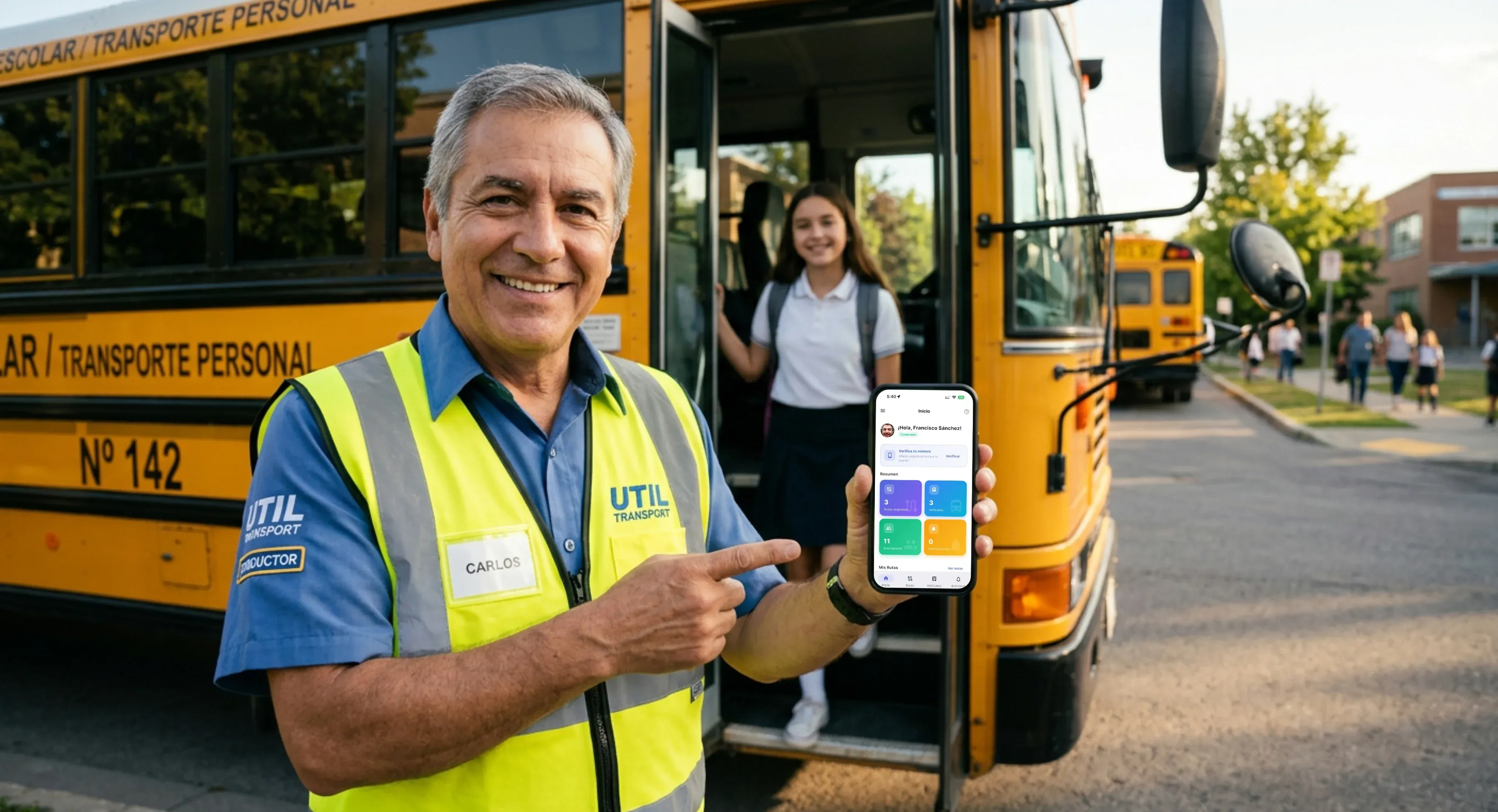 Conductor usando la app Util Transport junto a un autobús escolar